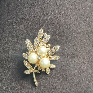 Elegant Gold and Pearl Brooch